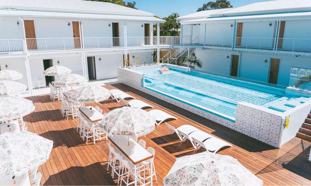 deck-and-carpentry-hotel-noossa-lrz-construction
